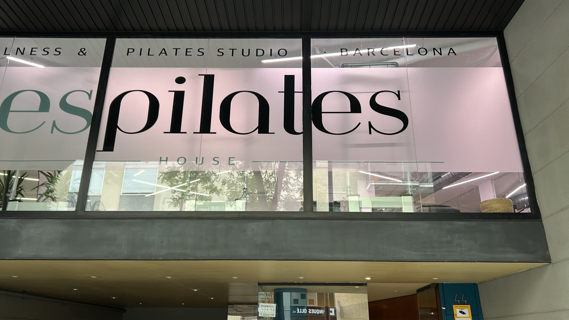 Fachada del estudio Espilates en Barcelona